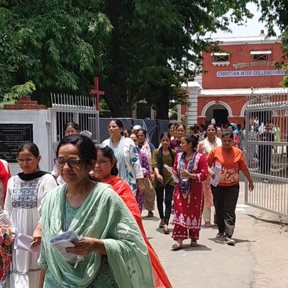 नौकरी बचानी है तो यह सब करना है:फर्रुखाबाद में अभ्यर्थी बोले- प्रश्न पत्र सरल था और पुरानी यादें ताजा हुईं