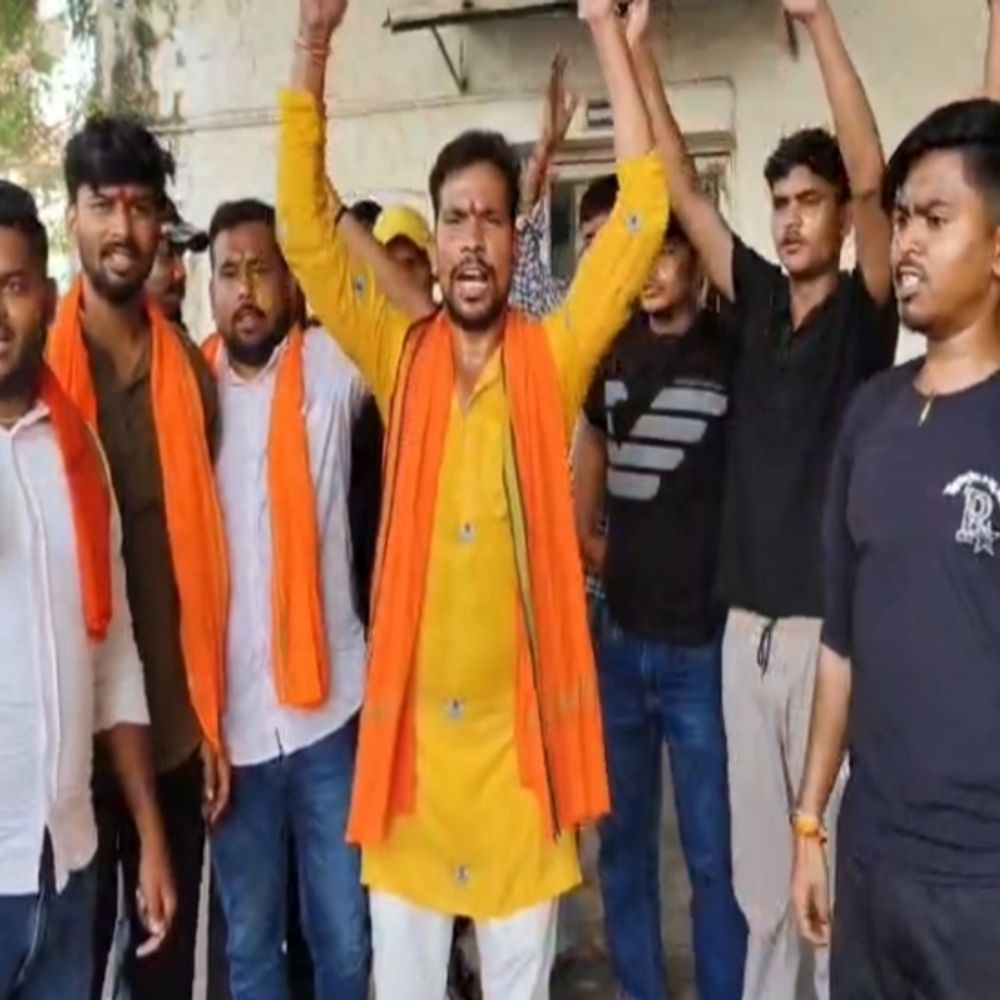 ग्वालियर में पहचान छिपाकर की शादी:युवती को बेचने की साजिश का आरोप, थाने पहुंचा बजरंग दल, बाहर किया हनुमान चालीसा का पाठ