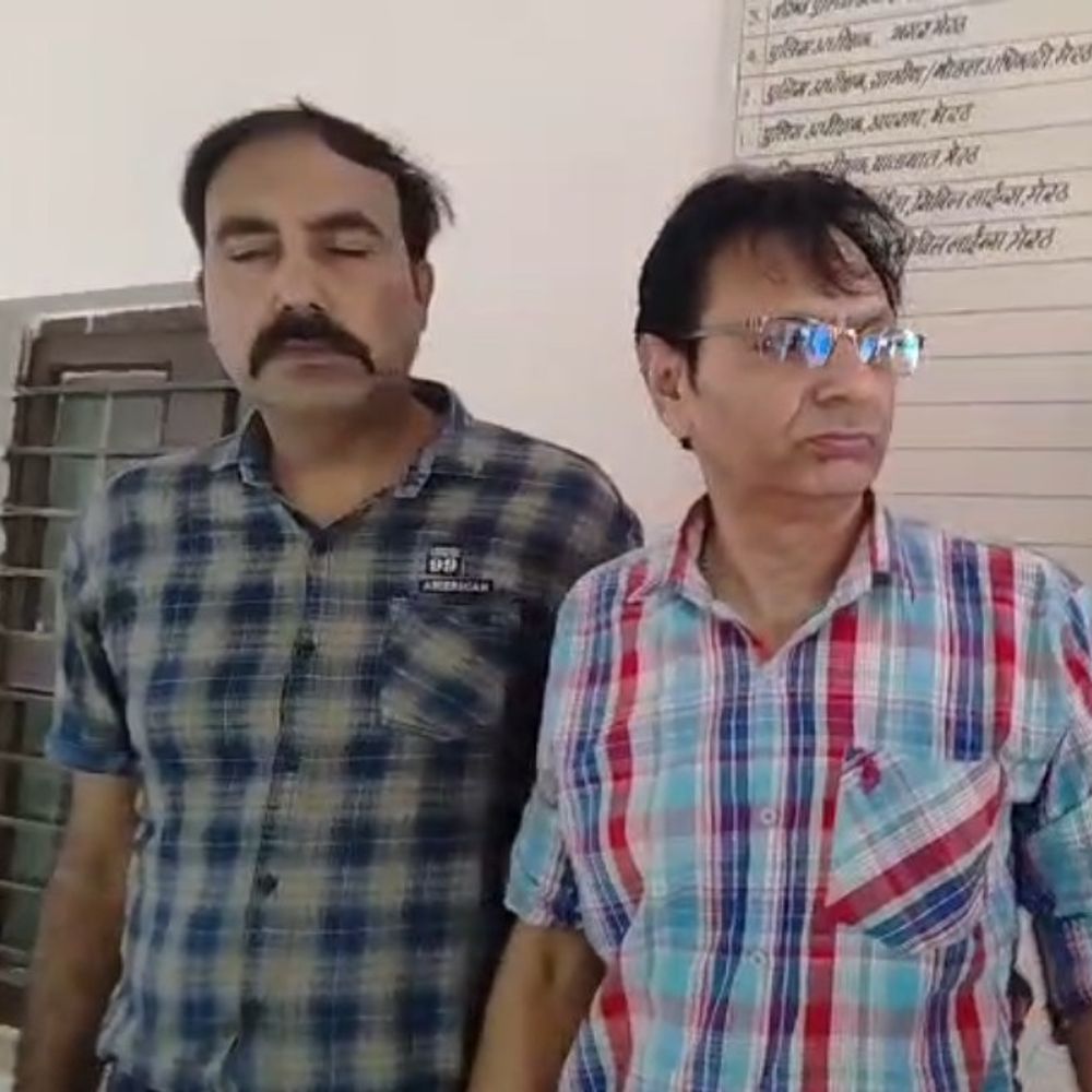 मेरठ में डीआईओएस कार्यालय का लेखाकार रिश्वत लेते गिरफ्तार:एंटी-करप्शन टीम ने 25 हजार रुपए के साथ रंगे हाथ दबोचा
