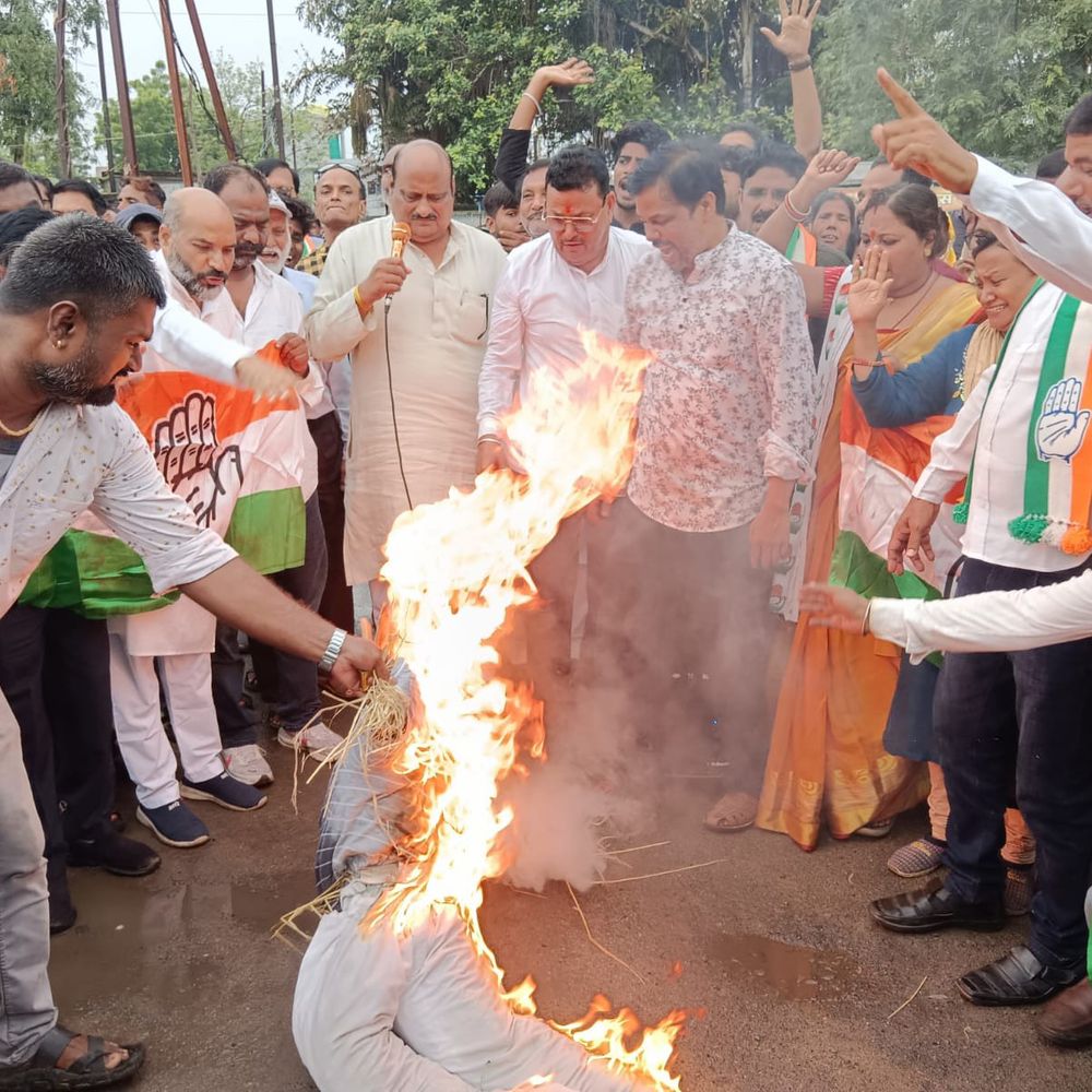 कोरबा में बुलडोजर कार्रवाई के विरोध में कांग्रेस का प्रदर्शन:सरकार का पुतला दहन, पूर्व मंत्री जयसिंह अग्रवाल भी हुए शामिल