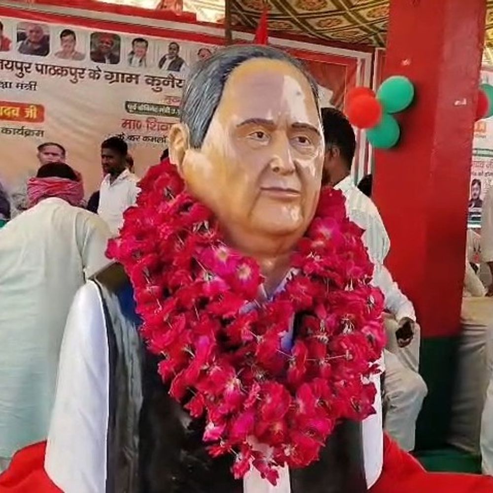 इटावा में मुलायम सिंह यादव की प्रतिमा का अनावरण:शिवपाल यादव ने किया लोकार्पण, बड़ी संख्या में लोग मौजूद