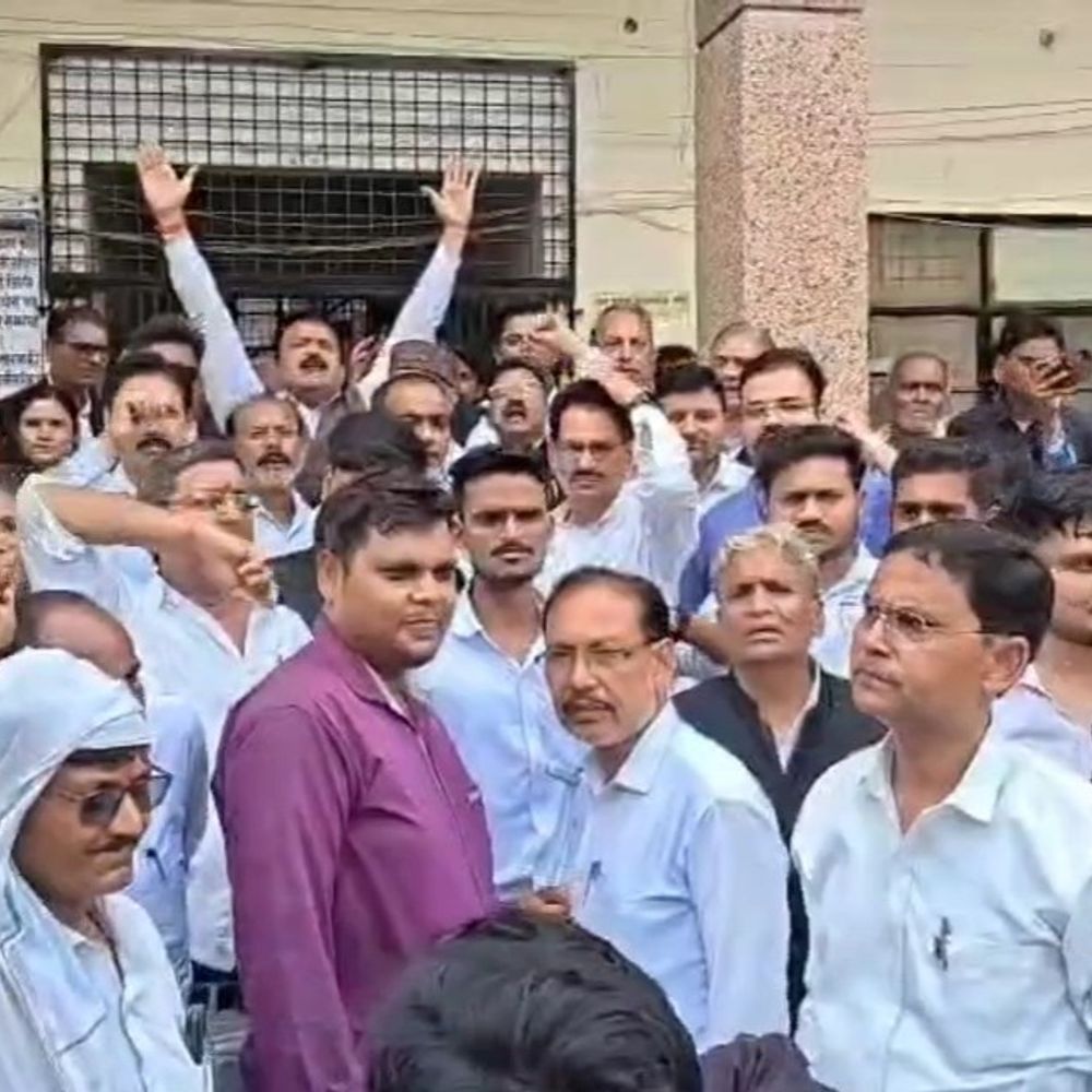 अधिवक्ता पर हमला, वकीलों ने न्यायिक कार्य ठप किया:महोबा में आरोपियों की गिरफ्तारी न होने पर तहसील घेरी, नेताओं पर संरक्षण का आरोप