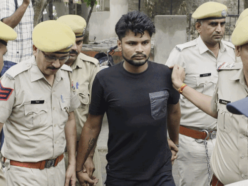 जगन गुर्जर हत्याकांड, आरोपी विष्णु गिरफ्तार:बोला- झगड़े के बाद हत्या की थी; कड़ी सुरक्षा में सिविल लाइन थाने लाई पुलिस