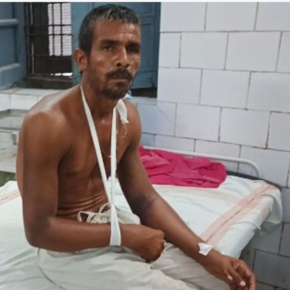 पन्ना में बेटे को बचाने गए पिता को लगा करंट:अजयगढ़ में दोनों झुलसे, जिला अस्पताल रेफर