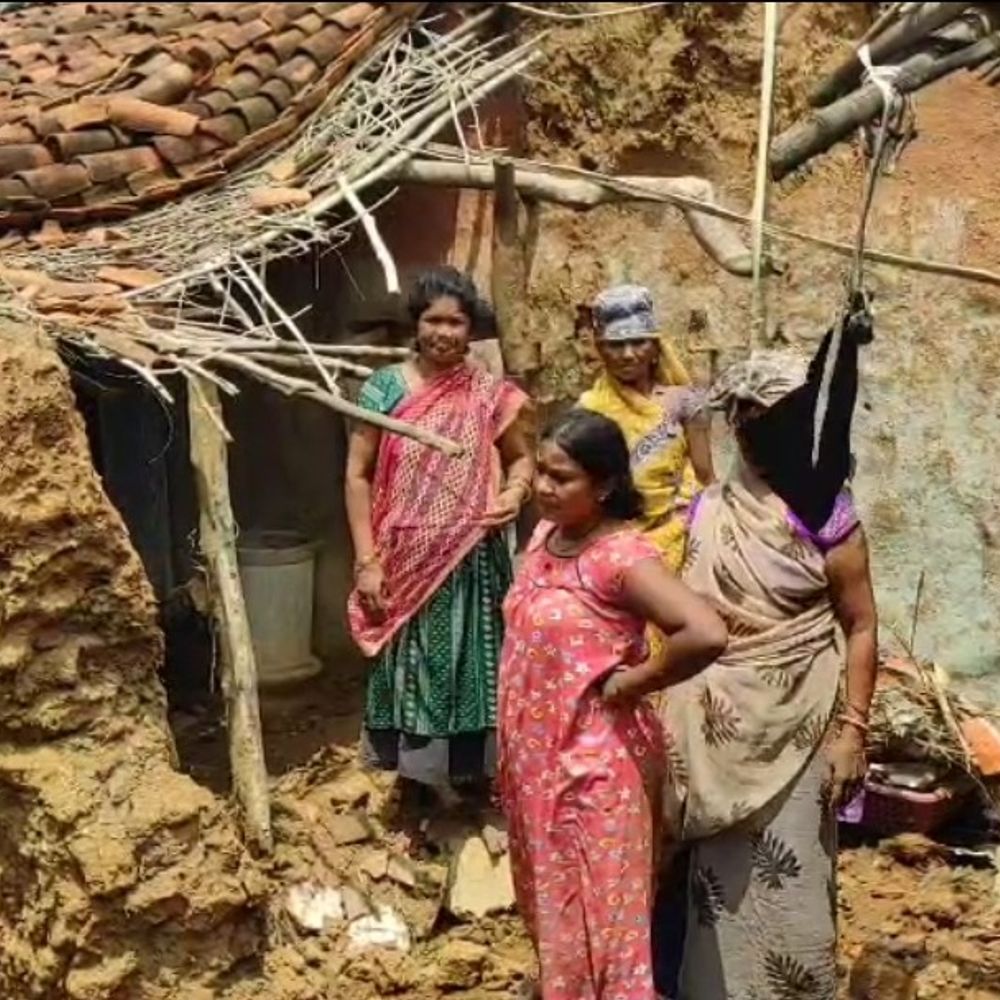 मैहर में बारिश से कच्चा मकान ढहा:80 वर्षीय बुजुर्ग समेत तीन बाल-बाल बचे, PM आवास न मिलने का आरोप