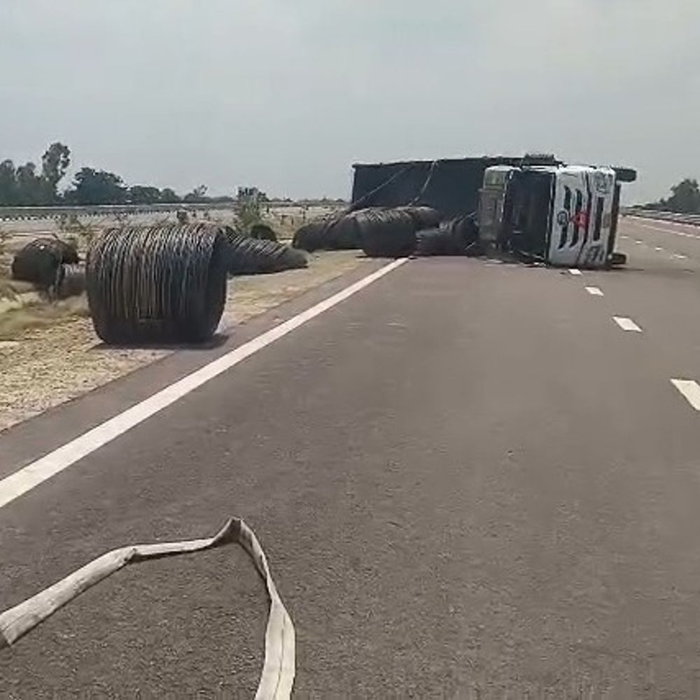 उन्नाव में गंगा एक्सप्रेसवे पर एलएनजी टैंकर पलटा:गैस रिसाव के बाद यातायात रोका गया, दमकल की टीम मौजूद