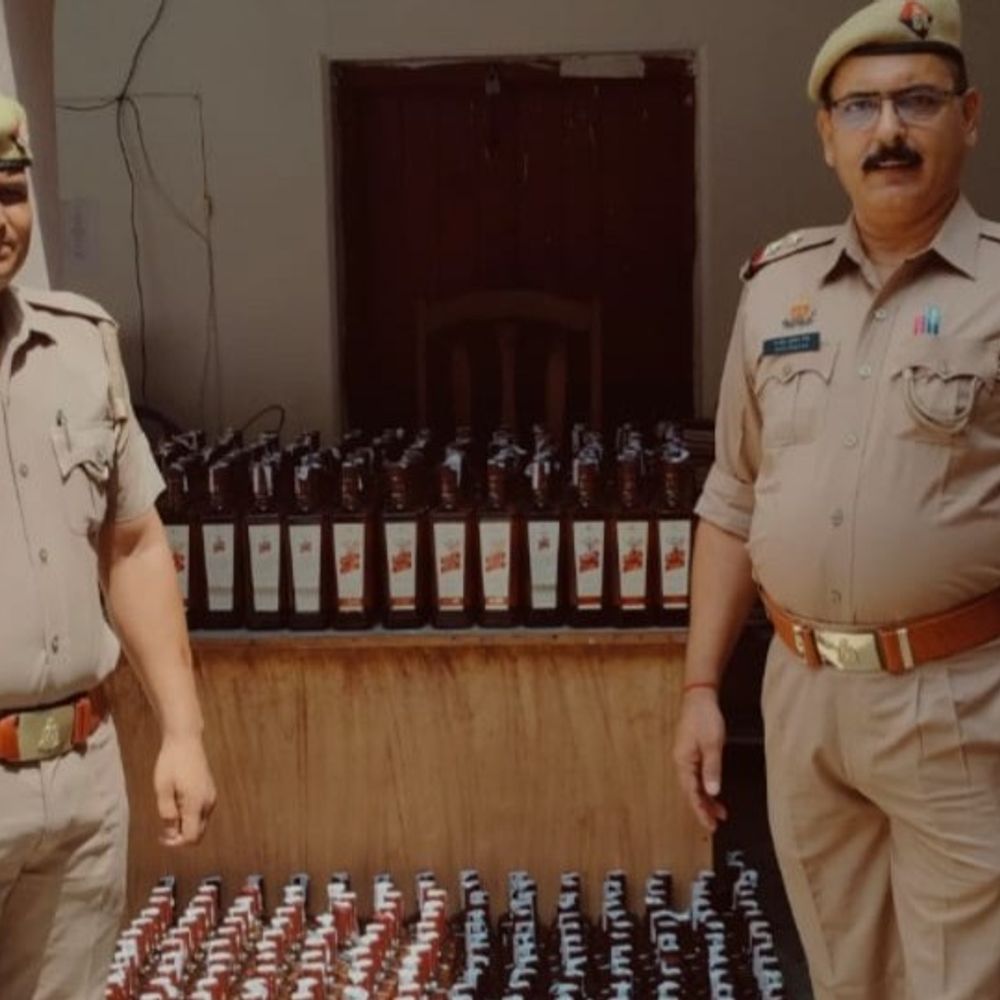कुशीनगर में अर्टिगा कार से अवैध शराब जब्त:पुलिस ने 3 लाख की अंग्रेजी शराब बरामद की, कार भी जब्त