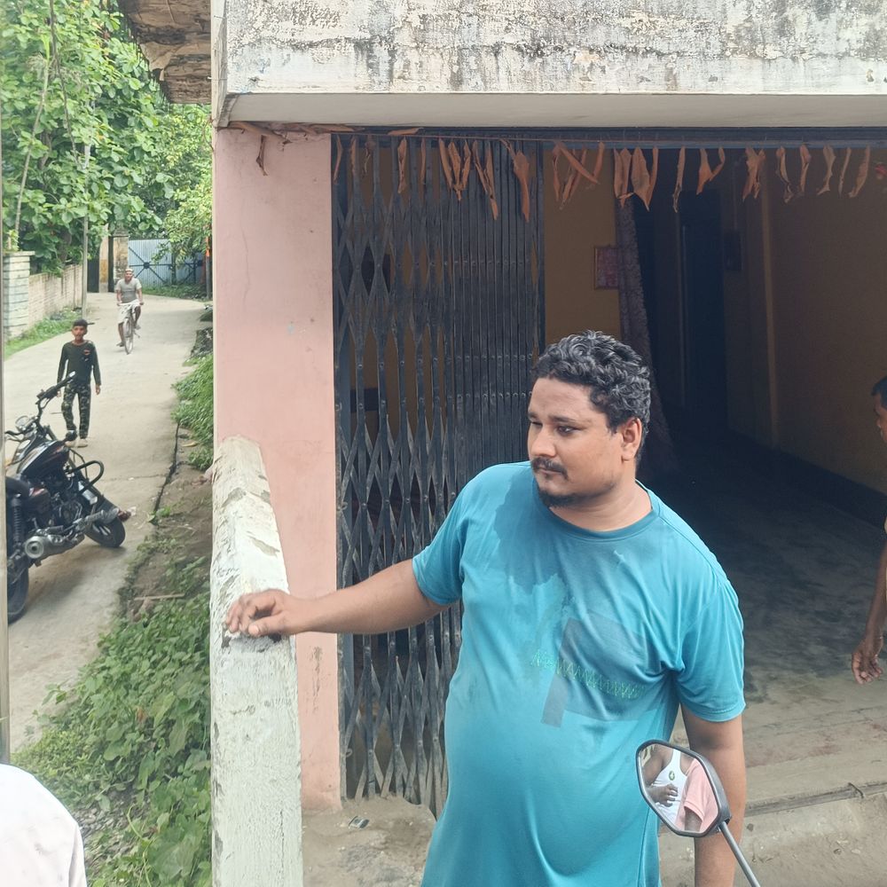 किशनगंज के कृष्णा होटल में मारपीट, हंगामा:लड़के-लड़कियों की रूम में मौजूदगी होने का आरोप