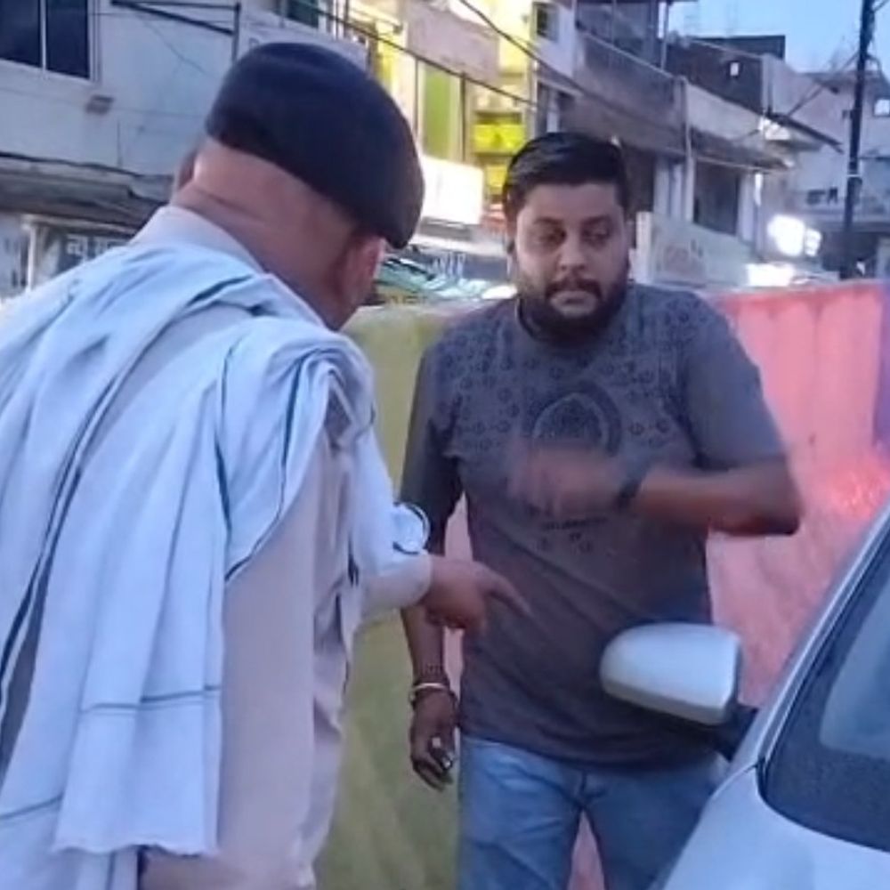 मंडीदीप स्टेशन रोड ब्रिज पर अवैध पार्किंग:  ट्रैफिक पुलिस ने लगाया ₹500 का जुर्माना; व्यापारी संघ की मांग पर एक्शन – Mandideep News
