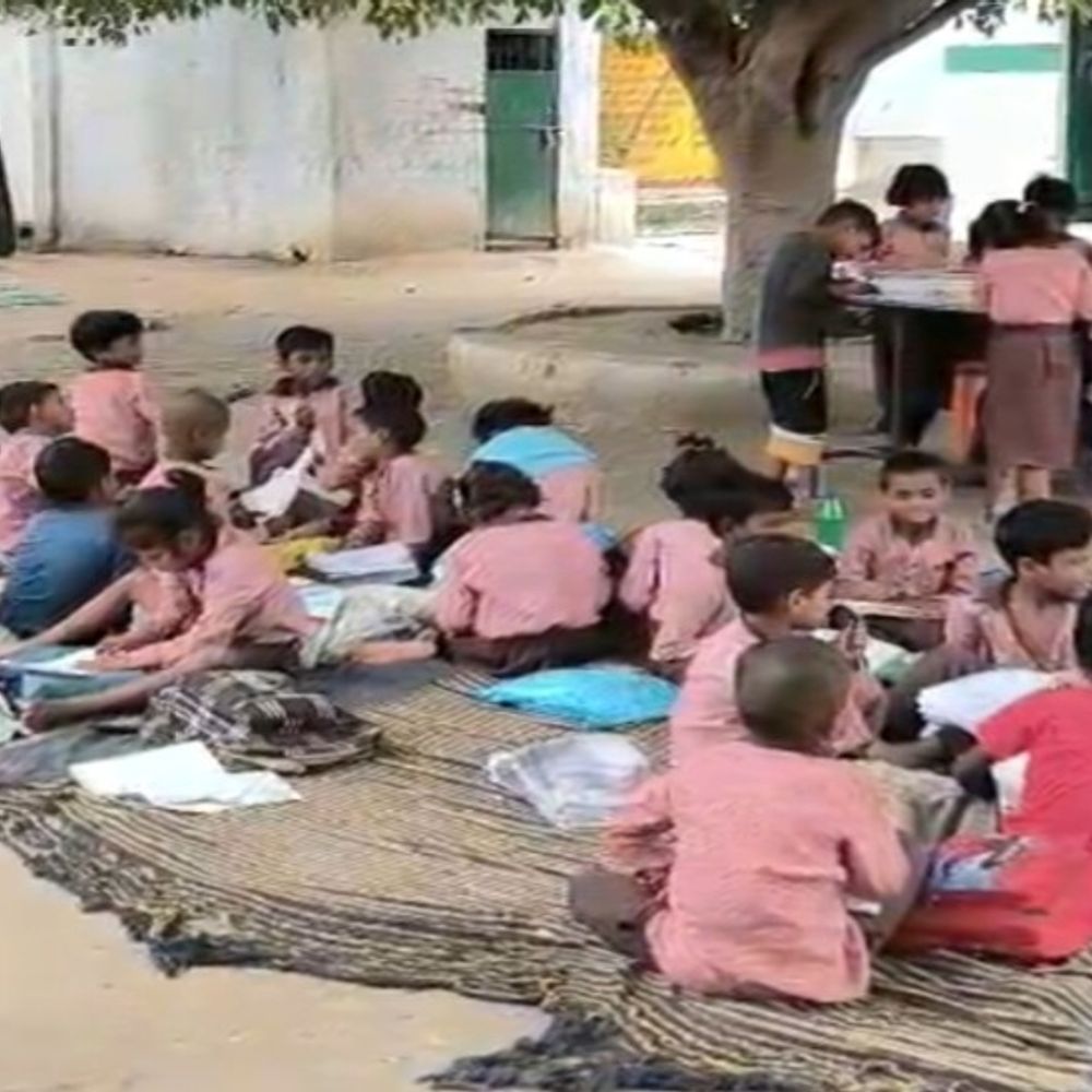 शाहजहांपुर में बच्चे पेड़ के नीचे पढ़ने को मजबूर:सरकारी स्कूल में 2018 से भवन जर्जर, सर्वे के बाद भी नहीं बन पाई नई बिल्डिंग