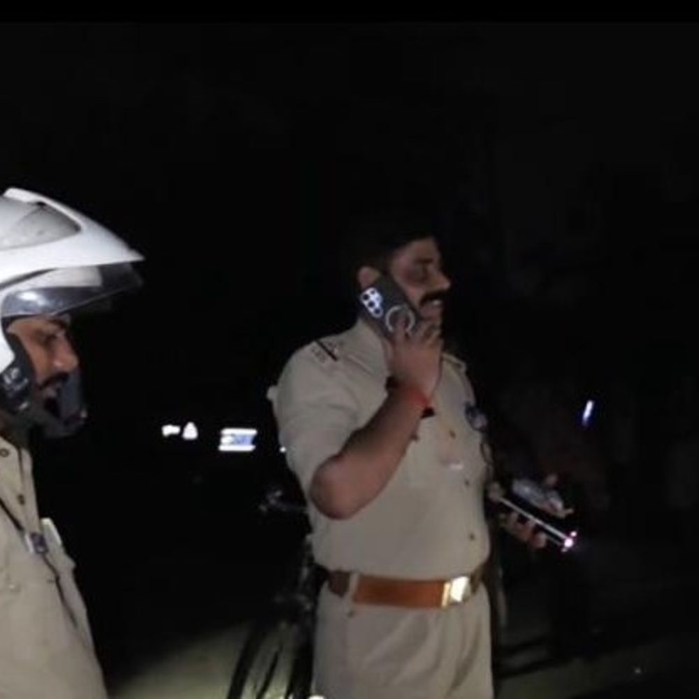 अम्बेडकरनगर में सड़क हादसे में युवक की मौत:खड़ी मशीन से टकराई तेज रफ्तार बाइक, एक साथी भी गंभीर घायल