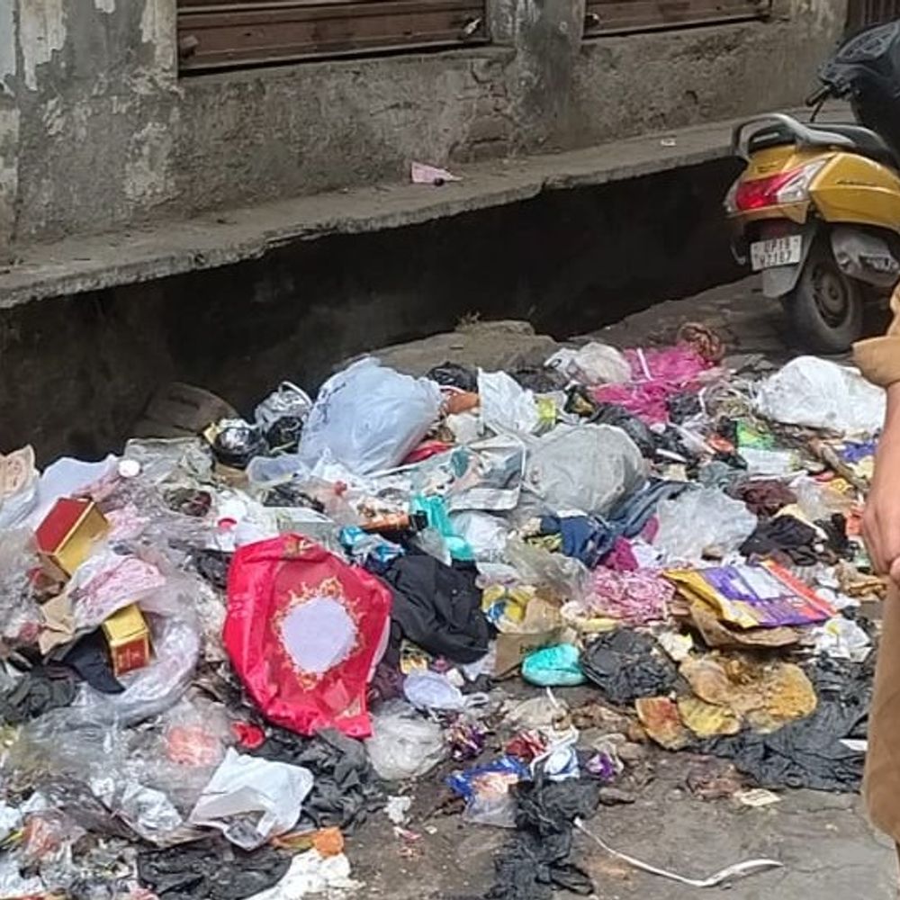 शामली कबाड़ी बाजार में कूड़े का ढेर:व्यापार प्रभावित, दुकानदारों ने वीडियो वायरल किया