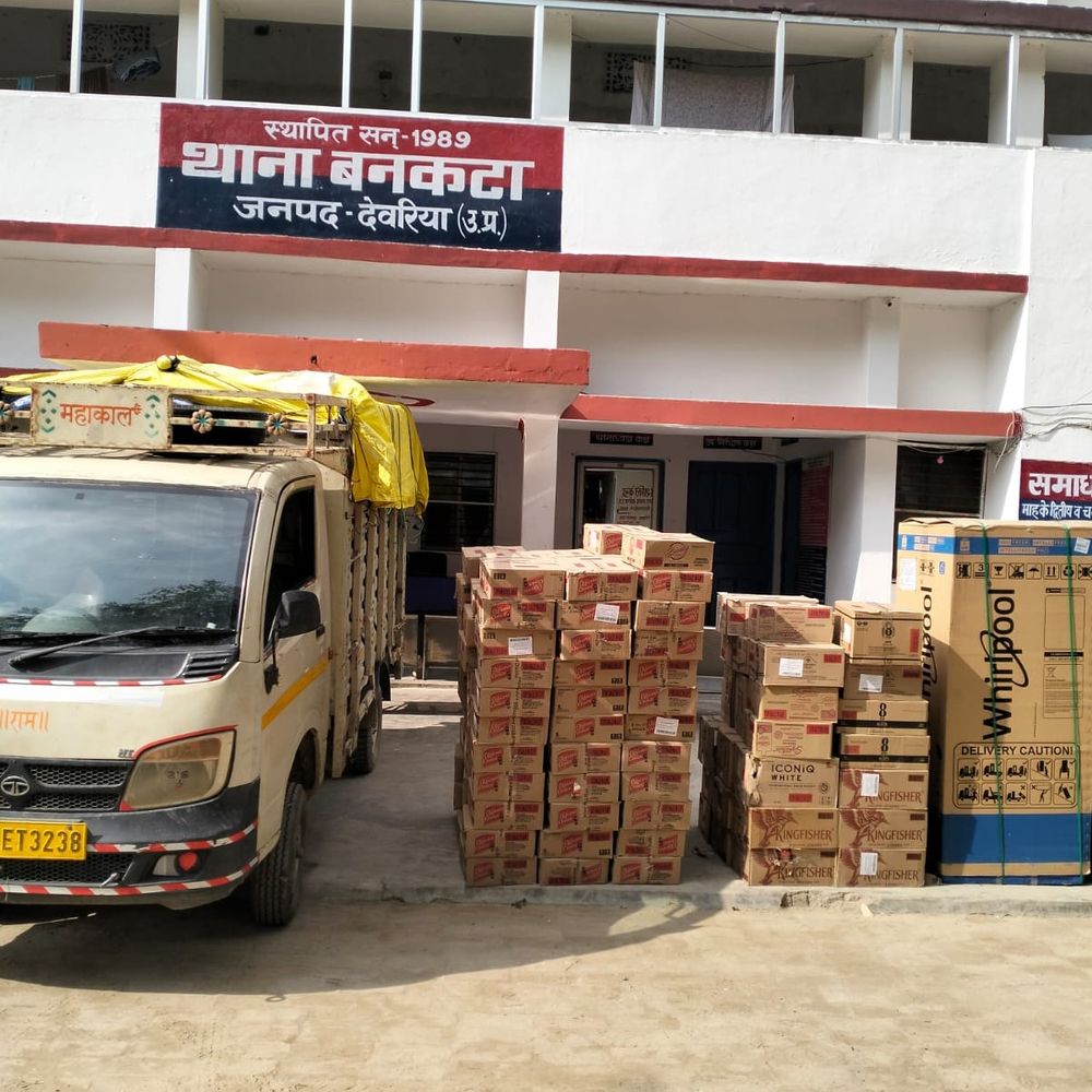 पिकअप से 138 पेटी अवैध अंग्रेजी शराब बरामद:प्रधानपति के घर के बाहर से जब्त, कीमत 9 लाख रुपये