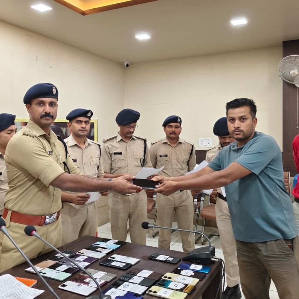 सिंगरौली पुलिस ने लोगों को लौटाए 70 गुम मोबाइल:CEIR पोर्टल से तीन माह में रिकवर किए 445 फोन; इस साल 671 मिले