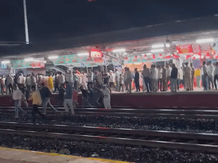 ओवरनाइट एक्सप्रेस के जश्न में स्टेशन मास्टर ने तोड़े नियम:सीहोर में फुटओवर ब्रिज छोड़ ट्रैक पार किया