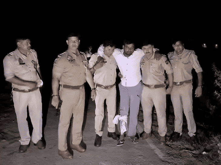 बुलंदशहर में पुलिस ने बदमाश के पैर में मारी गोली:बुढ़ाना स्कूल चोरी का मास्टरमाइंड गिरफ्तार, दिल्ली-मथुरा के कई थानों में दर्ज हैं 11 मुकदमे
