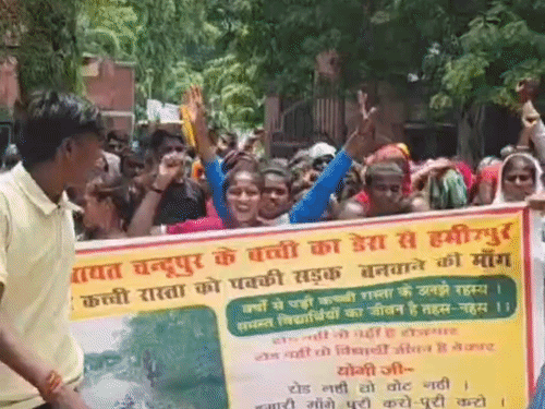 हमीरपुर में ग्रामीणों और छात्रों का प्रदर्शन:पहली बारिश में सड़क दलदल बनी, कलेक्ट्रेट पहुंच कर की मांग