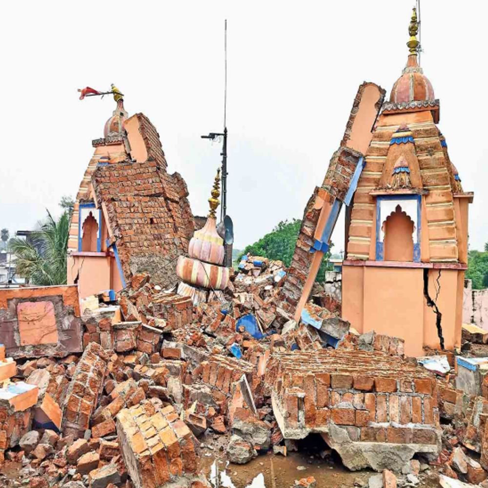 200 साल पुराने मंदिर पर गिरी बिजली:तीनों शिखर ध्वस्त, 3 किमी दूर तक गूंजा धमाका