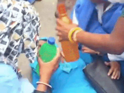 नारेबाजी करते हुए आशा सहयोगिनी गिरी:बोली- अफसर 100 रुपए खर्च नहीं करते, अब नौकरी से हटाने की धमकी दे रहे