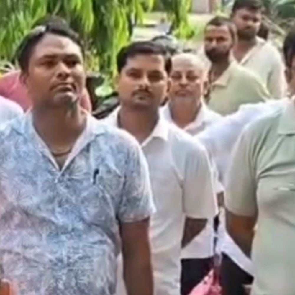 अम्बेडकरनगर में TET का तीसरा दिन:12 केंद्रों पर कड़ी चेकिंग के बाद मिली एंट्री, सुरक्षा में तैनात रही पुलिस