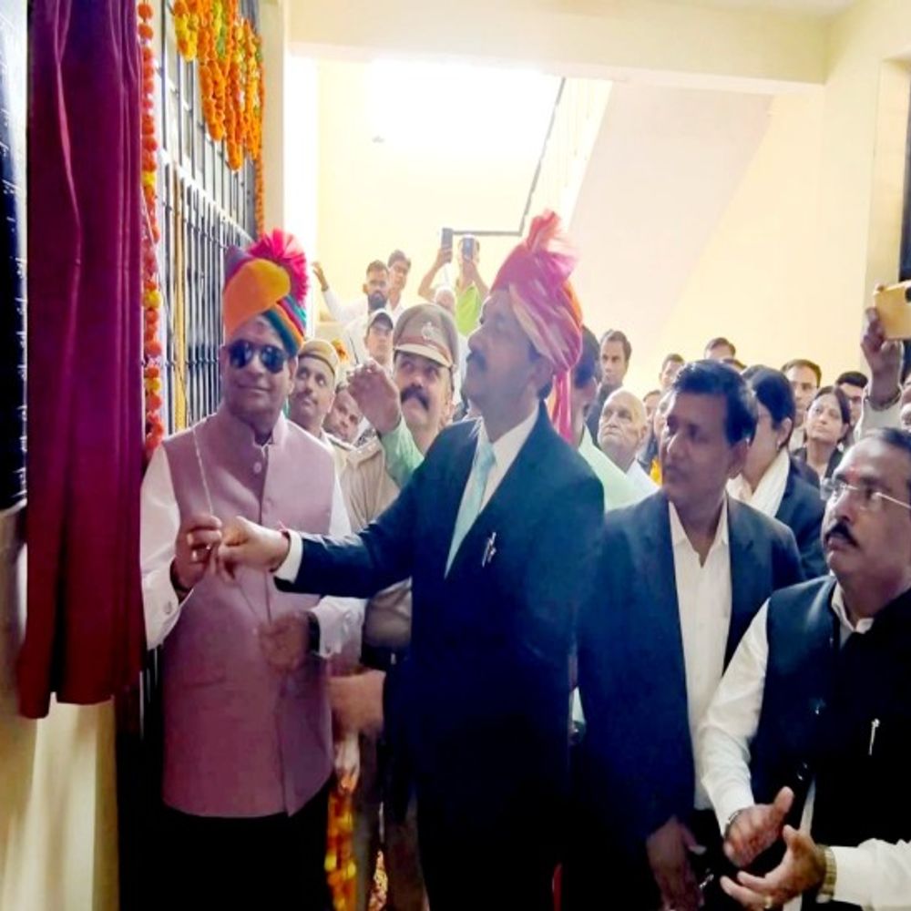 दौसा कोर्ट के एडवोकेट चैंबर में अब लिफ्ट सुविधा:हाईकोर्ट जज ने किया उद्धघाटन; जिला जज और एसपी ने लगाए पौधे