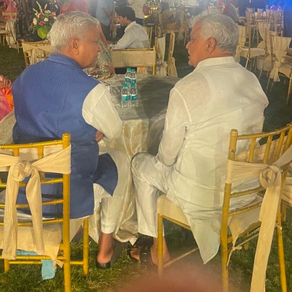 कृषि मंत्री डॉ. मीणा पहुंचे सवाई माधोपुर:कृषि मंत्री डॉ. किरोड़ी लाल ने पूर्व संगठन महामंत्री रामलाल के पारिवारिक विवाह में शिरकत