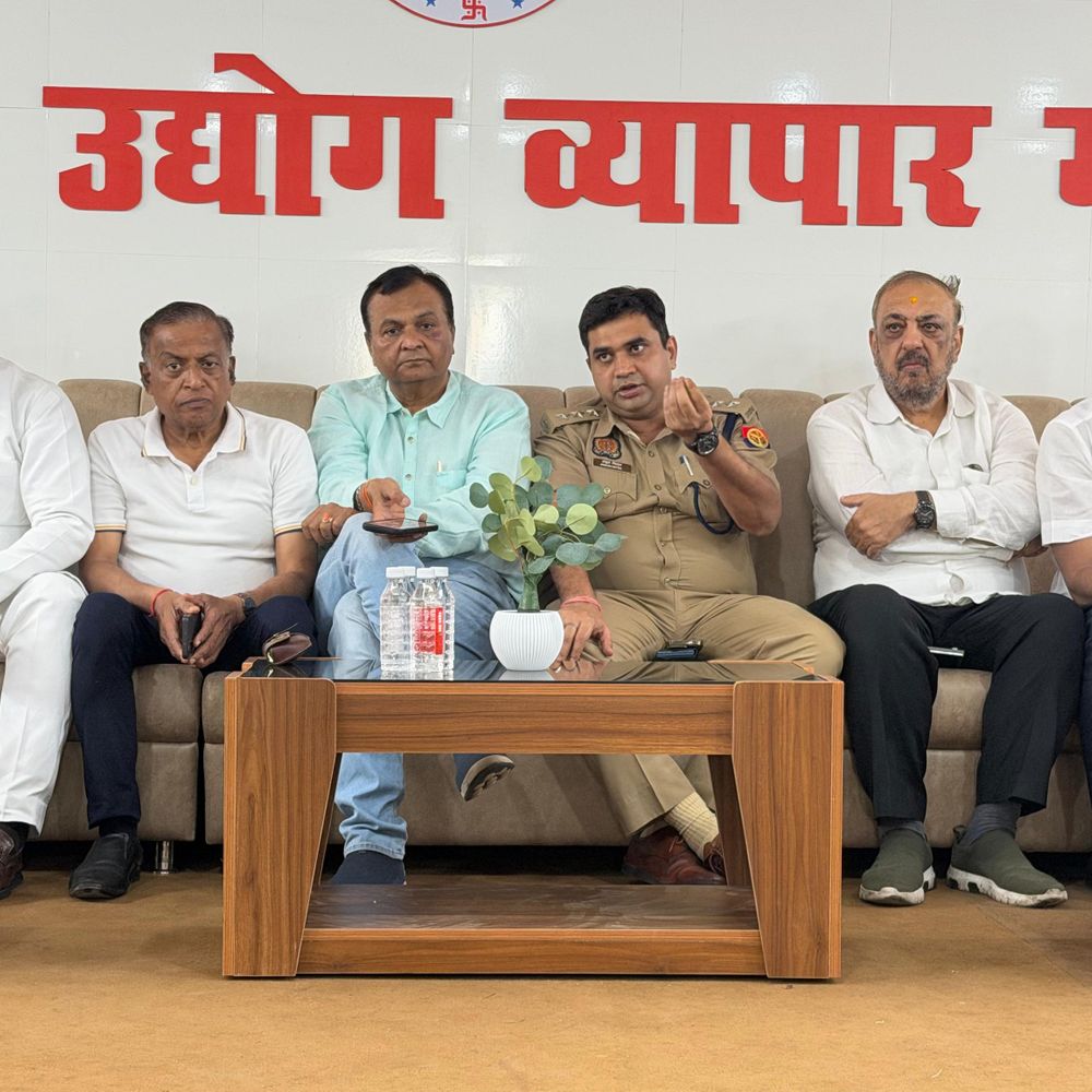 लखनऊ में CFO ने व्यापारियों को बताए बचाव के टिप्स:अग्नि सुरक्षा का लाइव डेमो दिखाया, अमरनाथ बोले- घटनाओं को लेकर व्यापारी गंभीर