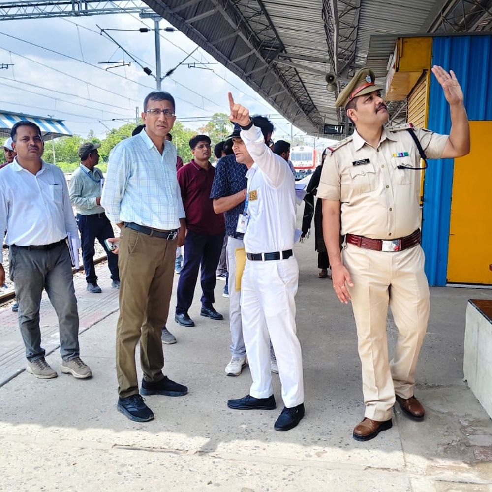 डीआरएम आशीष जैन का आजमगढ़-मऊ रेलखंड का निरीक्षण किया:जल भराव से निपटने के लिए वैकल्पिक व्यवस्था बनाने के निर्देश दिए