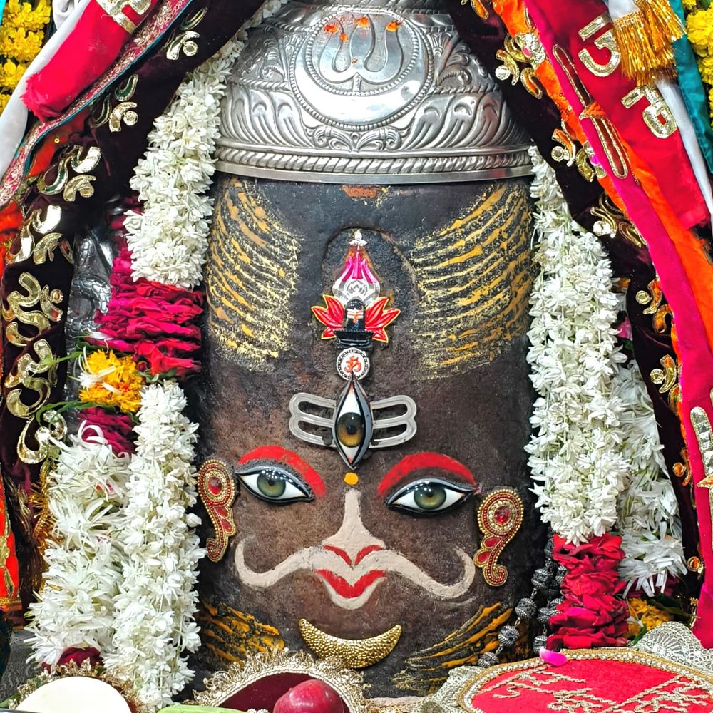 भगवान का शनिवार को भस्म आरती दर्शन:महाकाल को रजत ॐ बिल्व पत्र और मुकुट रुद्राक्ष की माला अर्पित कर श्रंगार