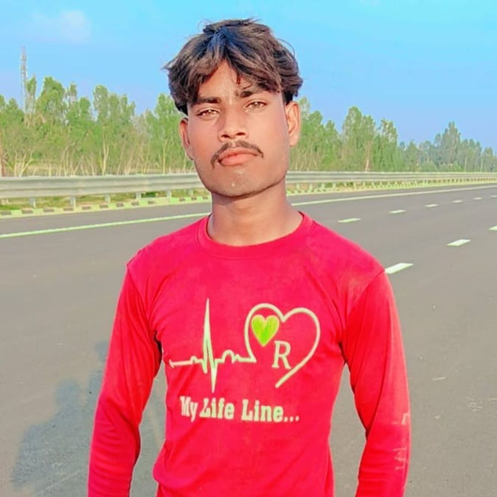 ईंटों के ढेर के नीचे दबा युवक, मौत:बदायूं में कैंटर ने ट्राली को टक्कर मारी, आसपास के लोगों ने बाहर निकाला