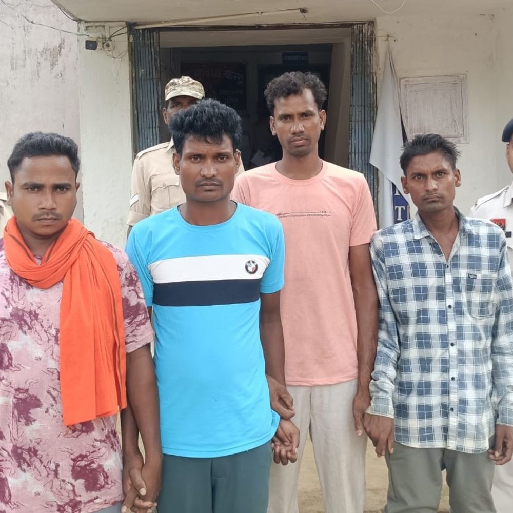 जशपुर में गौवंश वध का खुलासा, 4 आरोपी गिरफ्तार,2 फरार:खेत के गड्ढे में मिला था गौवंश का धड़, हथियार और दो बाइक जब्त