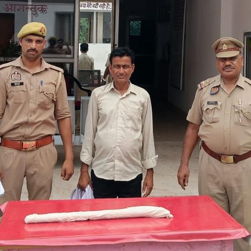 हत्या के प्रयास का फरार आरोपी गिरफ्तार:एटा में कोर्ट में पेशी के बाद आरोपी को भेजा गया जेल, कुल्हाड़ी बरामद