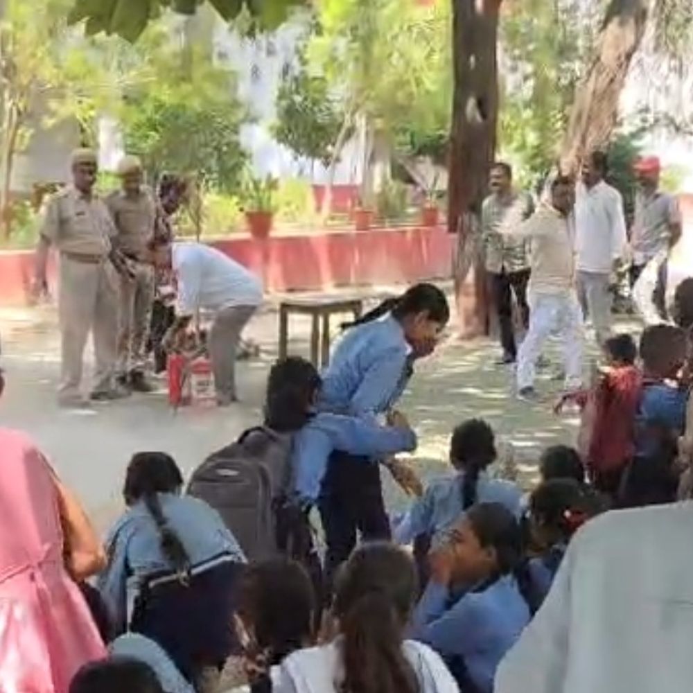 मिल्कीपुर फायर स्टेशन की पहल:स्कूलों में छात्रों को सिखाया अग्नि सुरक्षा, यंत्र चलाने का दिया प्रशिक्षण