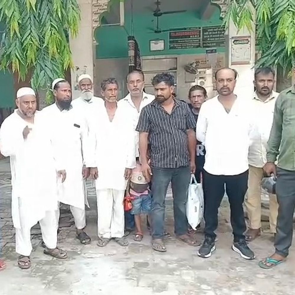 धर्मांतरण के आरोपों पर मुजफ्फरनगर फुलत मदरसे में घंटों छानबीन:स्वामी यशवीर महाराज के दावों के बाद हरकत में आया प्रशासन, मदरसे में दस्तावेजों-गतिविधियों की जांच