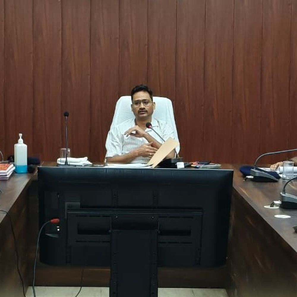 चंदौली एसपी ने अपराध नियंत्रण की समीक्षा की:गौ तस्करी पर कड़ी कार्रवाई के निर्देश, फरार आरोपियों की जल्द गिरफ्तारी के आदेश