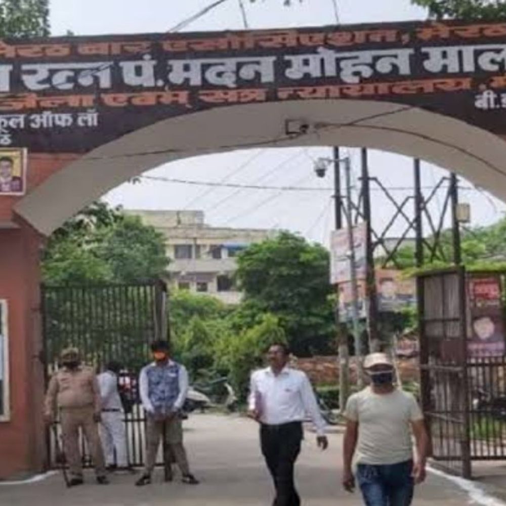 पत्नी को जिंदा जलाने के मामले में चार को उम्रकैद:मेरठ कोर्ट ने पति, जेठ, जेठानी और सास को सुनाई सजा