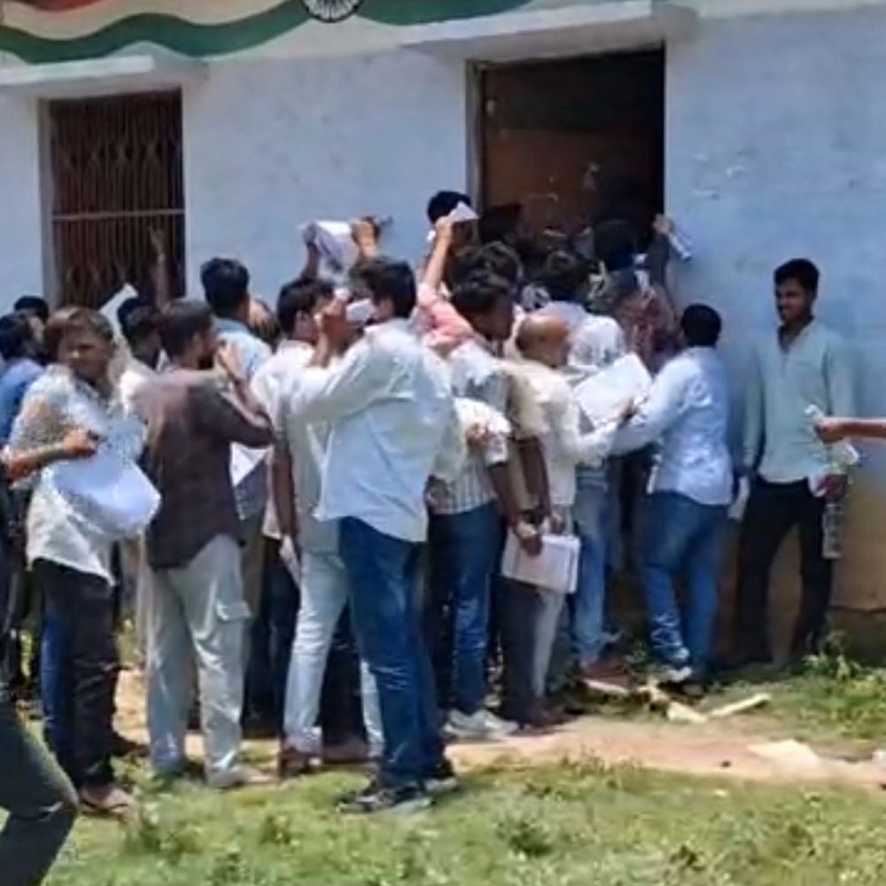 देवरिया में 3 दिन चली टीईटी परीक्षा:12 सेंटर पर 2,468 परीक्षार्थियों ने छोड़ी, पेपर के बाद जाम की स्थिति बनी