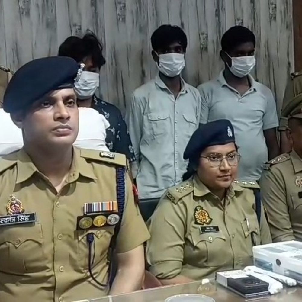 नोएडा में मोबाइल चोर गिरोह गिरफ्तार:28 चोरी के फोन, स्कूटी और चाकू बरामद; मेट्रो-बस स्टैंड पर करते थे वारदात