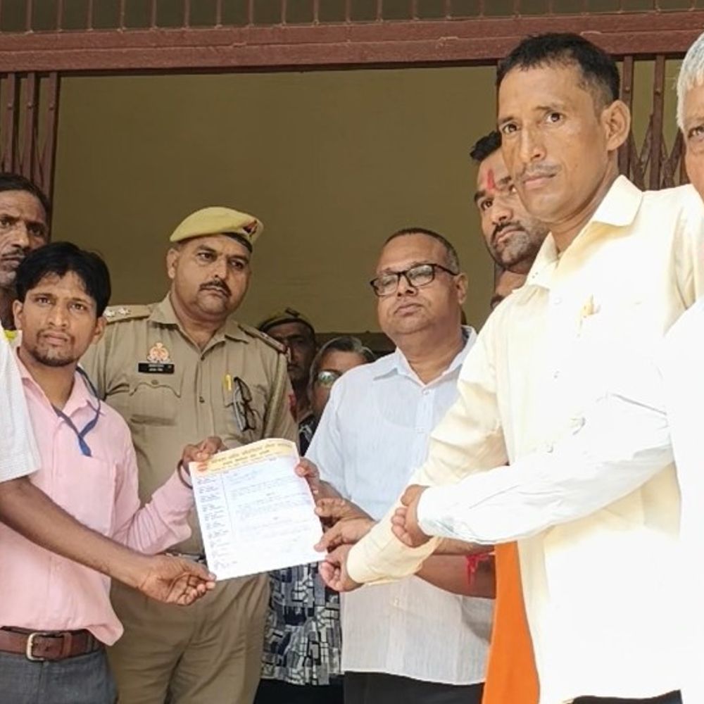ग्राम चौकीदारों ने डीएम को सौंपा ज्ञापन:मानदेय वृद्धि और शोषण रोकने की मांग की