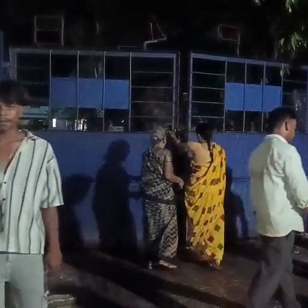 डिंडौरी में अघोषित बिजली कटौती से ग्रामीण आक्रोशित:बिजली दफ्तर पर हंगामा, अधिकारी बोले- फाल्ट की वजह से हुआ पावरकट