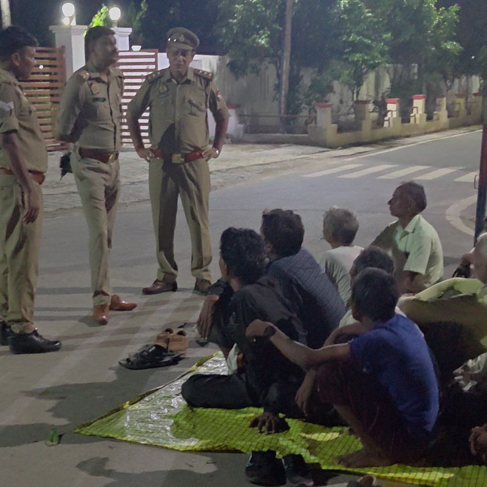 चकबंदी में भ्रष्टाचार के आरोप, 50 किसान धरने पर:हरदोई कलेक्ट्रेट में देर रात प्रदर्शन, पुलिस ने पार्क में शिफ्ट कराया