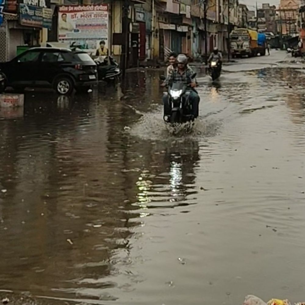 हाथरस में सुबह तेज बारिश, गर्मी से राहत:कई इलाकों में जलभराव, सीवरेज व्यवस्था की खुली पोल