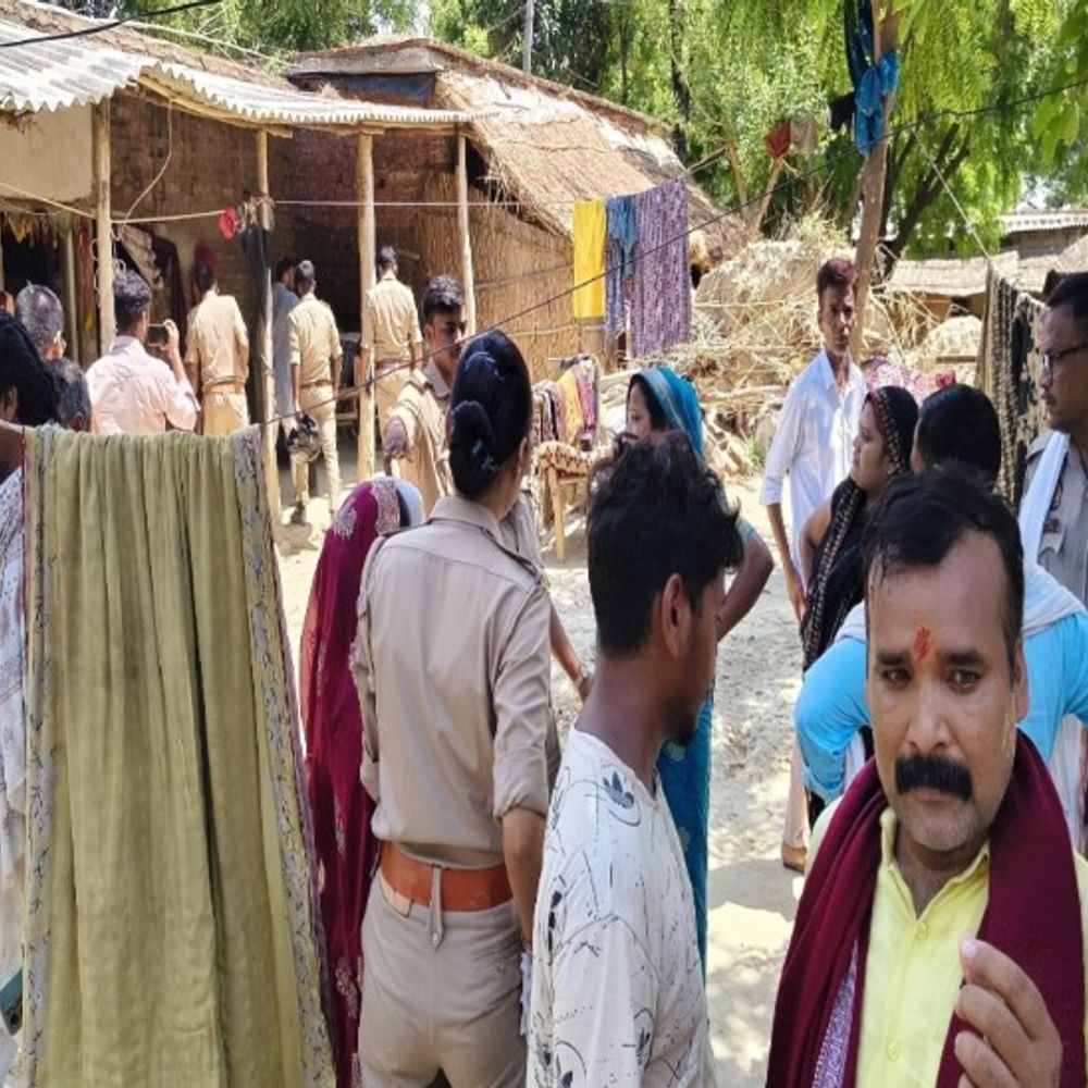 सुल्तानपुर में धर्मांतरण की आशंका पर हंगामा:3 महिलाओं समेत एक युवक हिरासत में, धर्मिक पुस्तकें और फोटो लेकर भागे