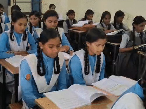 बिलासपुर में बगैर किताबों के पढ़ाई:स्कूल-खुलने के बाद भी नहीं पहुंची बुक, 70-80 GSM विवाद में फंसी बच्चों की पढ़ाई; DEO बोले-जल्द होगा डिस्ट्रीब्यूशन