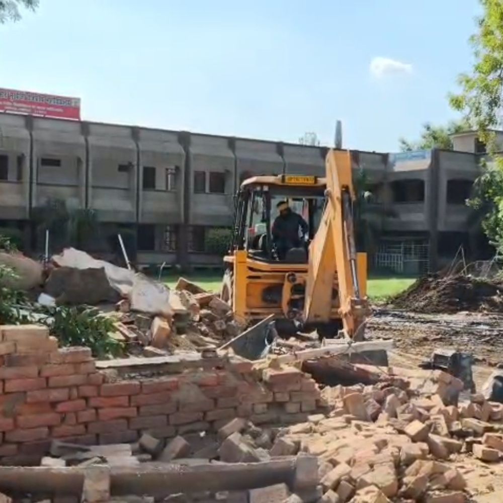 प्रयागराज: SPM महाविद्यालय की भूमि से हटा अवैध कब्जा:प्रशासन ने बुलडोजर चलाकर गिराए निर्माण, वर्षों से था अतिक्रमण
