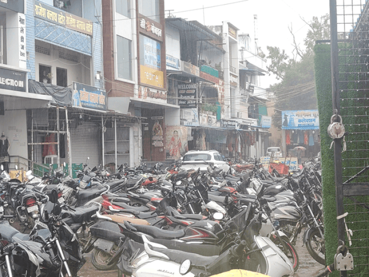 आठ दिन के इंतजार के बाद रायसेन में मानसून सक्रिय:बारिश से 60 हजार हेक्टेयर में बुवाई तेज, सड़कों पर कीचड़ से परेशानी