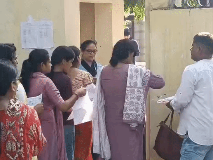 UPTET: जूते-मोजे और चूड़ियां उतरवाकर हुई जांच:अंतिम दिन 32 परीक्षा केंद्रों में पहली पाली में होगी परीक्षा
