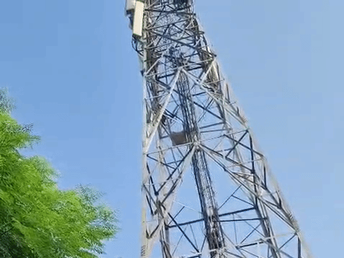 लखनऊ में दिव्यांग खिलाड़ी 150 फीट ऊंचे टावर पर चढ़ी:पुलिस के 2 घंटे मनाने के बाद उतरी, साथी खिलाड़ी पर लगाया है रेप का आरोप