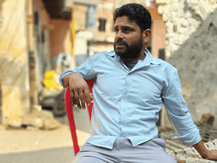 बुलंदशहर में संविदा लाइनमैन की पोल से गिरकर मौत:काम करते समय तबीयत बिगड़ी, ग्रामीणों ने शव सड़क पर रख लगाया जाम; मुआवजे की मांग