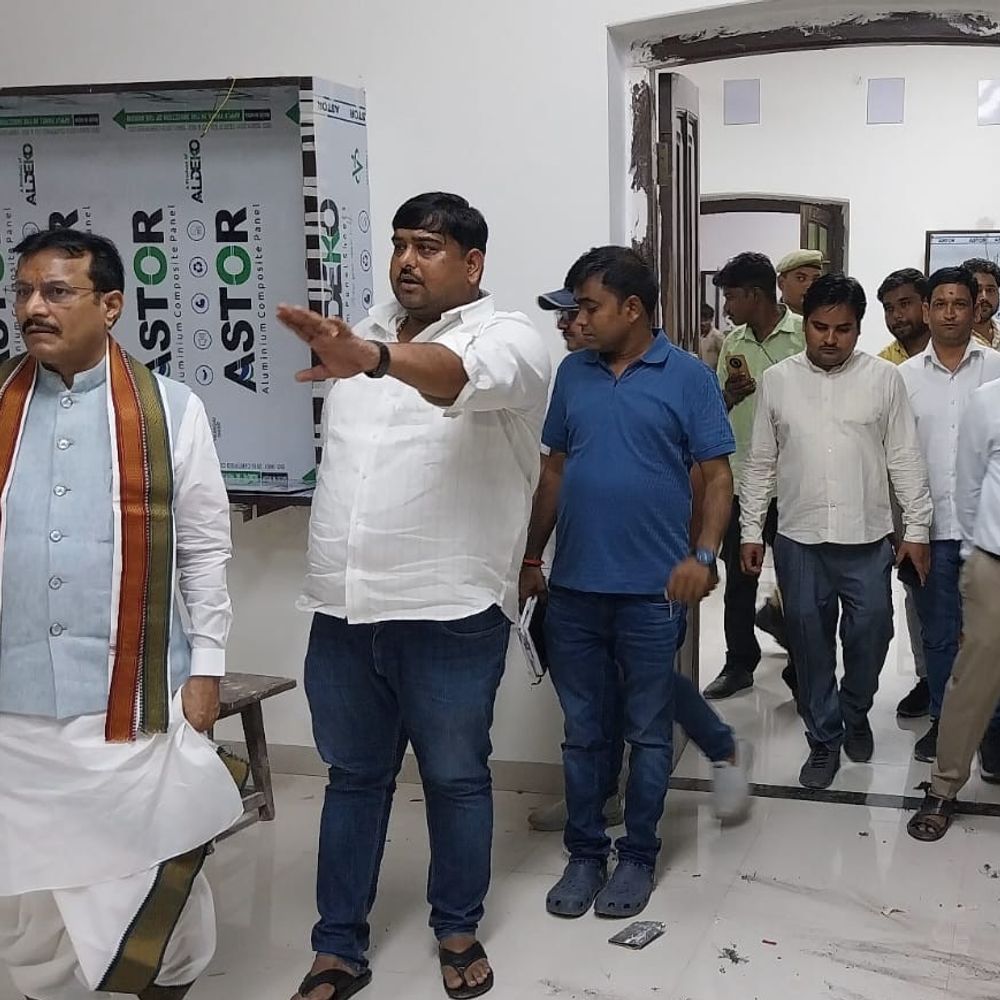 धीमी गति से निर्माण पर कुलपति ने जताई नाराजगी:वाराणसी के संपूर्णानंद संस्कृत विश्वविद्यालय में चल रहे कार्यों का कुलपति ने किया निरीक्षण